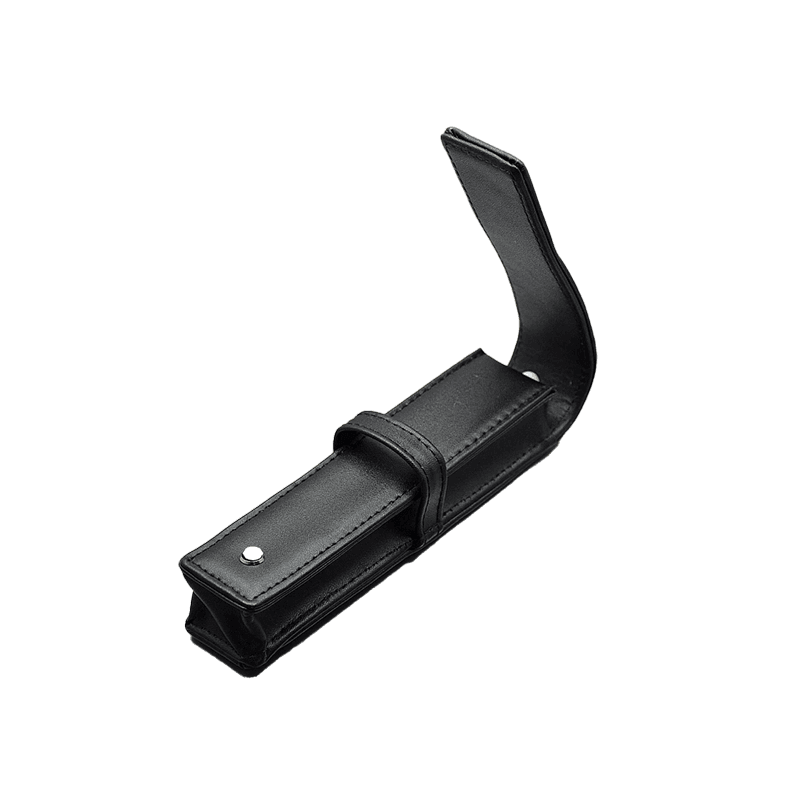 Estuche de cuero sintético , porta lapicera/bolígrafo , acolochado con lengüeta y aplique S/M