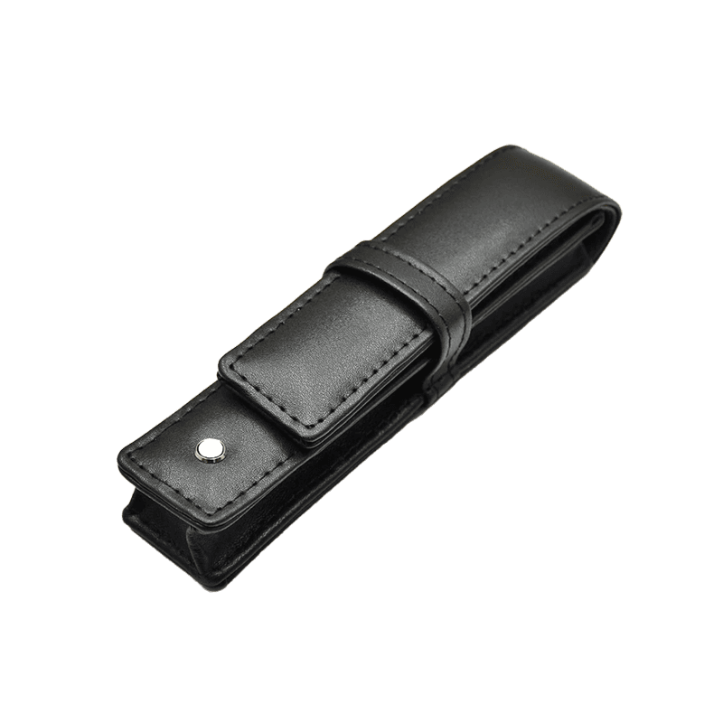 Estuche de cuero sintético , porta lapicera/bolígrafo , acolochado con lengüeta y aplique S/M